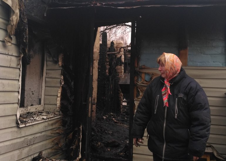 Пенсионеры остались без дома из-за пожара под Смоленском