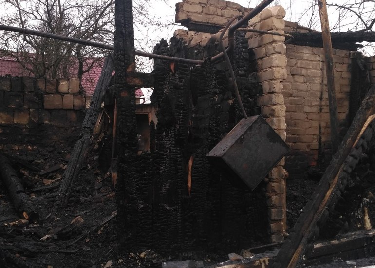 Пенсионеры остались без дома из-за пожара под Смоленском