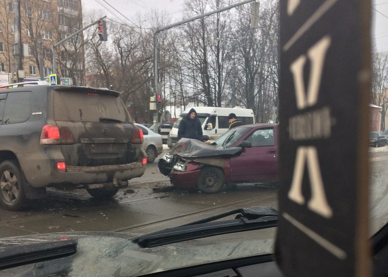 Легковое авто и трамвай не смогли поделить дорогу в Смоленске
