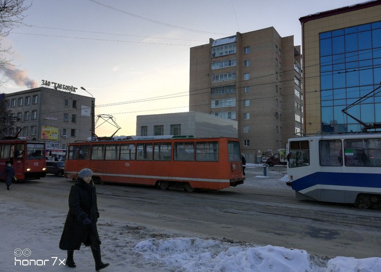 Пассажирский автобус и трамвай не поделили дорогу в Смоленске