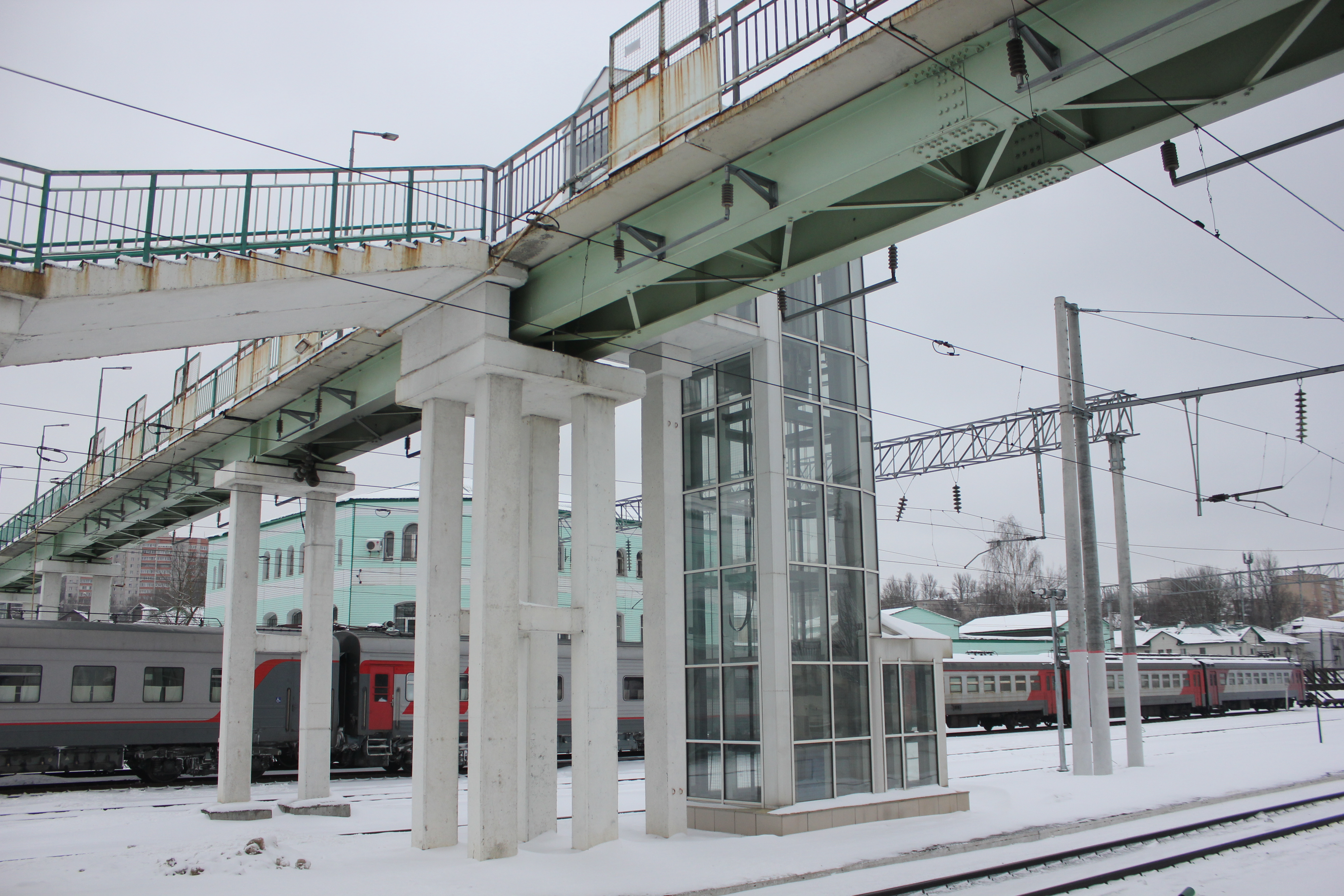 Междугородная станция. Мост на ЖД вокзале Смоленск. ЖД вокзал Смоленск пешеходный мост. Виадук ЖД вокзал Омск. Смоленск вокзал платформы.