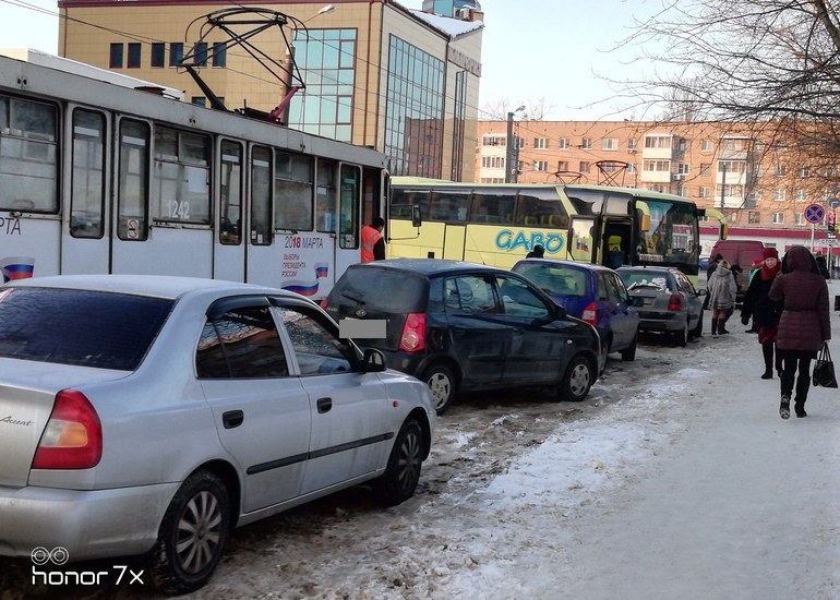 Пассажирский автобус и трамвай не поделили дорогу в Смоленске