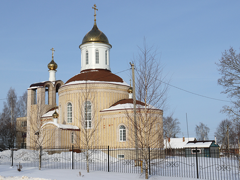 Писатель Александр Проханов посетил храм в деревне Рыбки