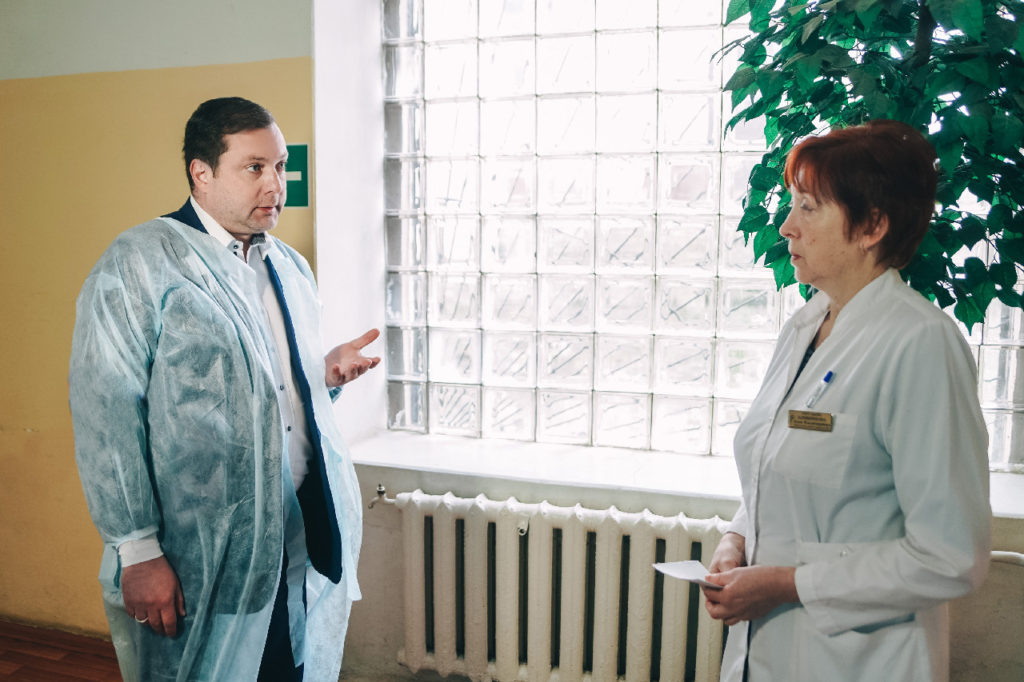 В Смоленске губернатор Алексей Островский нагрянул с проверкой в больницу «Красный крест»