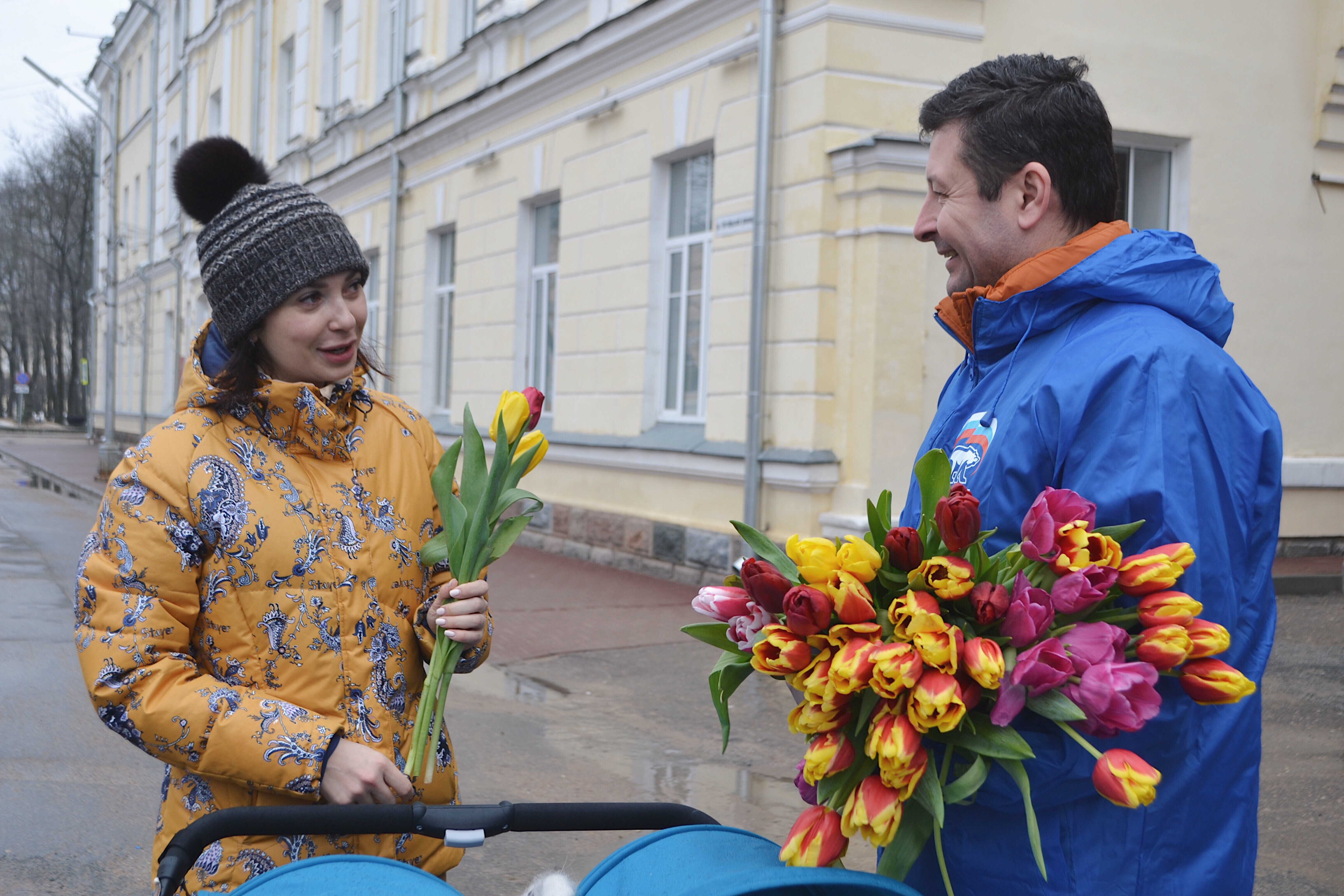 Где в москве дарят цветы. Международный женский день в России. Дарит цветы.