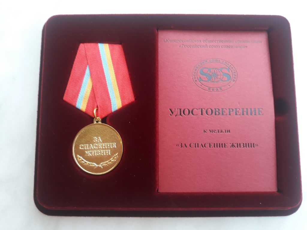 Сенатор Леонов наградил детей-героев из Смоленской области