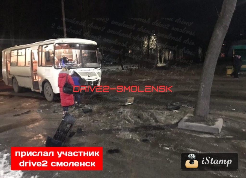 В жеcтком ДТП автобуса с BMW в Смоленской области погиб водитель