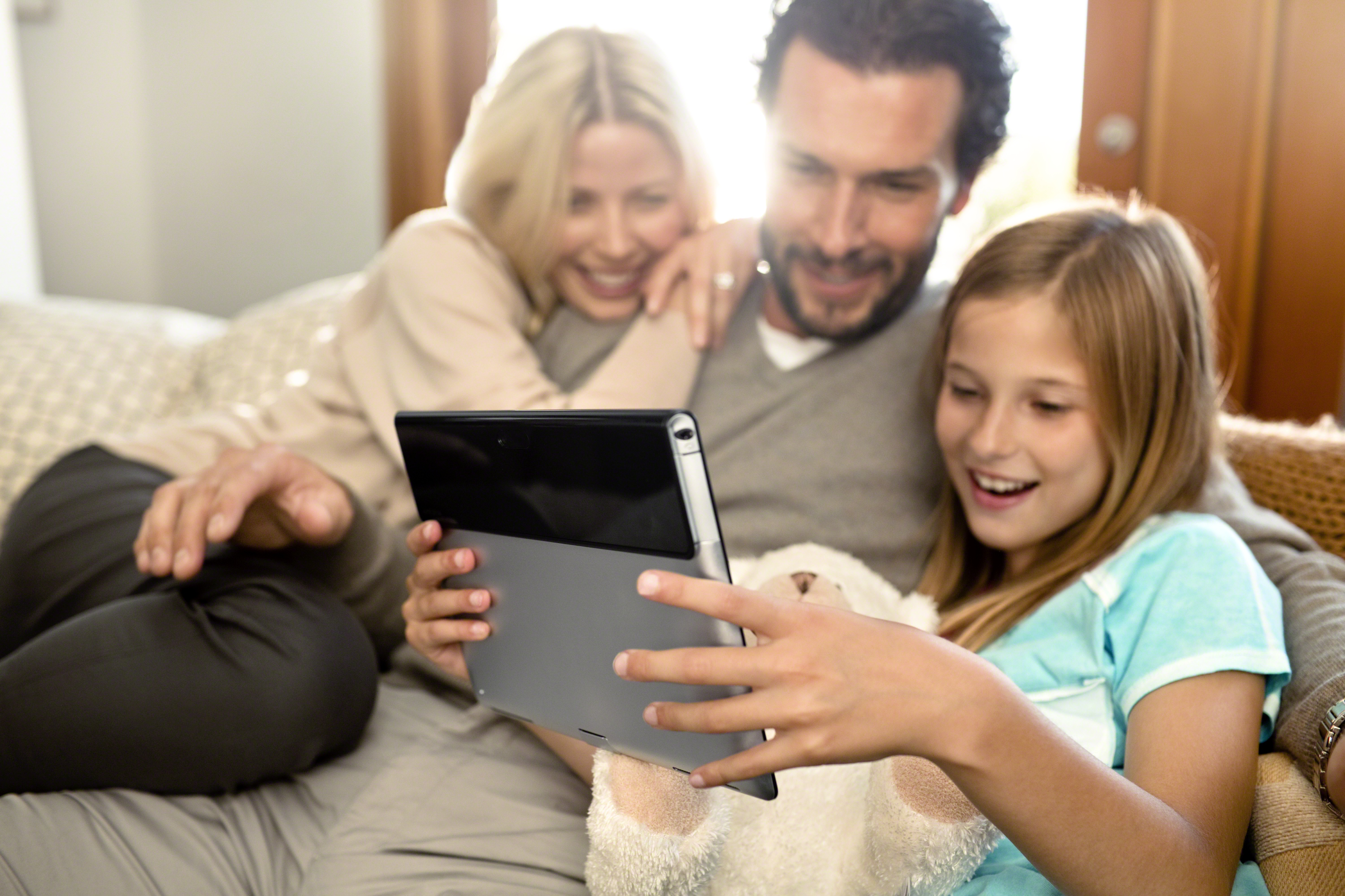 В планшете есть интернет. Семья с планшетом. Человек с планшетом. Родители в телефоне. Радостный человек с телефоном.