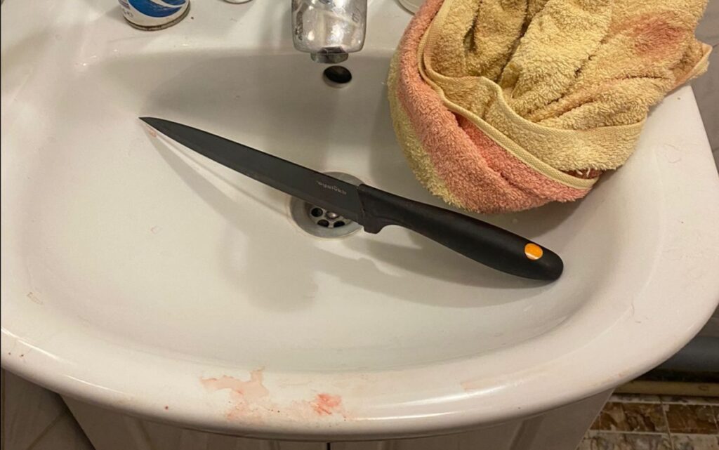 нож в раковине