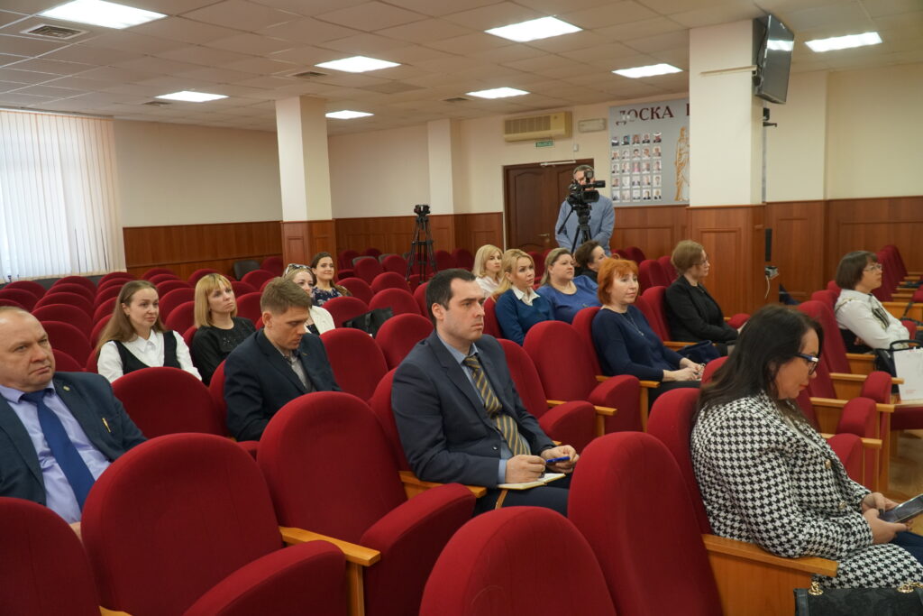 В Смоленске обсудили механизмы взаимодействия судебных  органов и СМИ